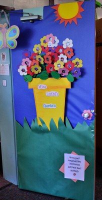 Decoracion puertas clase (13)