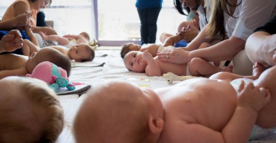 Bebés agua masajes mamás