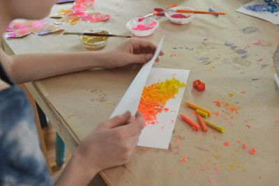 Mariposas de papel con ceras y crayones reciclados (4)