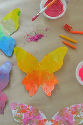 Mariposas de papel con ceras y crayones reciclados (6)