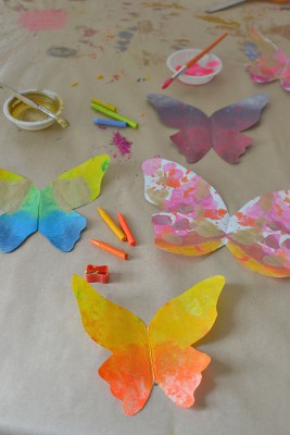 Mariposas de papel con ceras y crayones reciclados (7)
