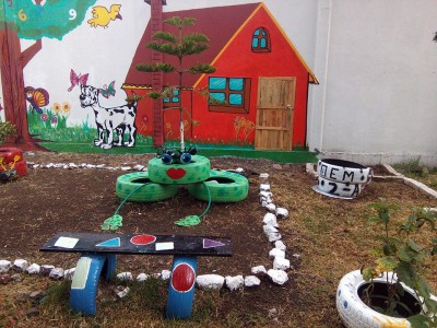 Decoramos nuestro patio con neumáticos y materiales reciclados (1)