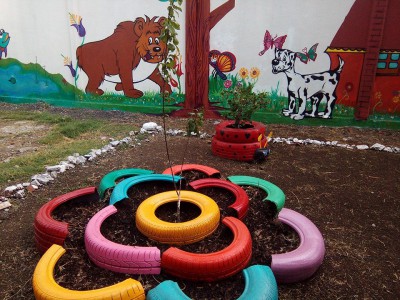 Decoramos nuestro patio con neumáticos y materiales reciclados (10)