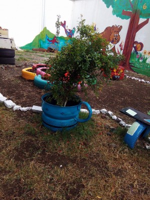 Decoramos nuestro patio con neumáticos y materiales reciclados (11)