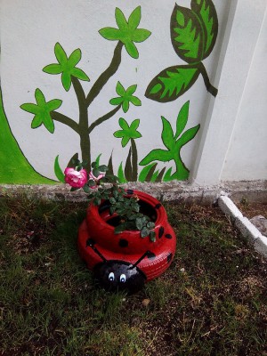 Decoramos nuestro patio con neumáticos y materiales reciclados (12)