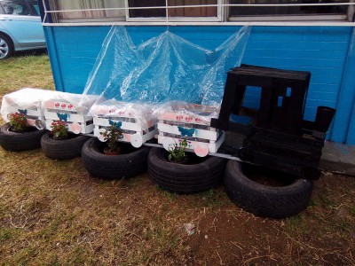 Decoramos nuestro patio con neumáticos y materiales reciclados (13)