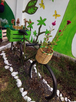 Decoramos nuestro patio con neumáticos y materiales reciclados (6)