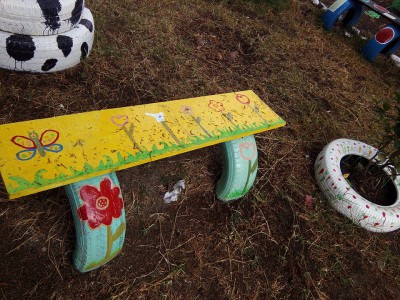 Decoramos nuestro patio con neumáticos y materiales reciclados (7)
