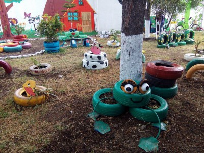 Decoramos nuestro patio con neumáticos y materiales reciclados (8)