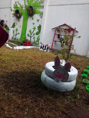 Decoramos nuestro patio con neumáticos y materiales reciclados (9)