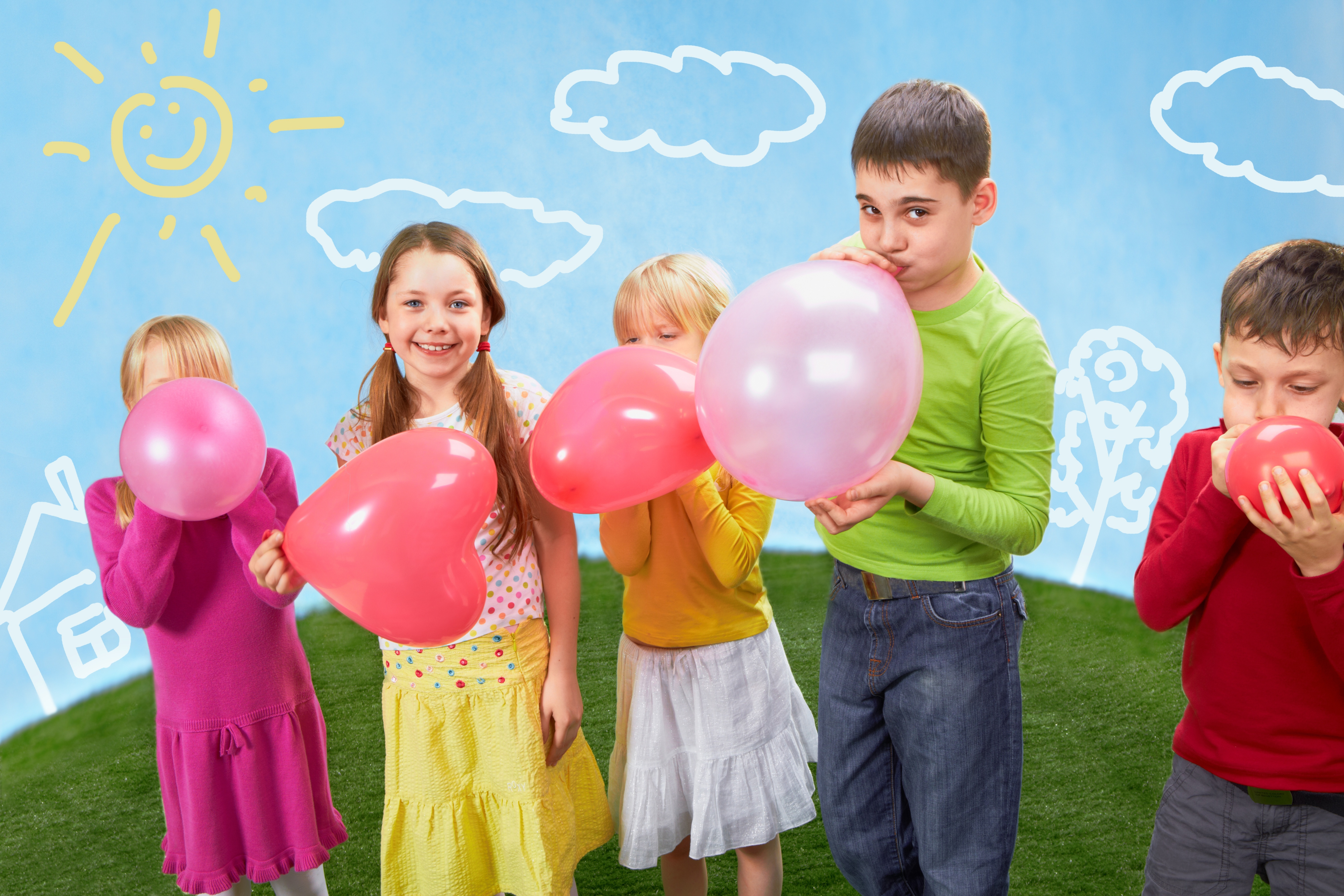 Польза шаров. Дети с воздушными шарами. Дети с воздушными шариками. Счастливые дети с шариками. Ребенок надувает воздушный шарик.